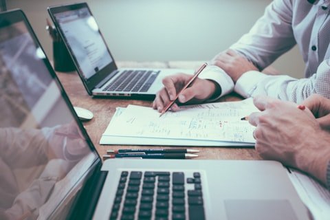 Equipos coordinando tareas operativas a mano